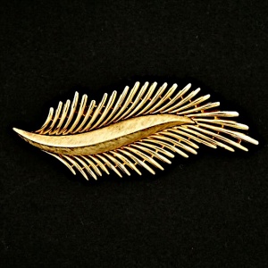 Trifari Gold Plated Brushed and Shiny Feather Brooch circa 1960s